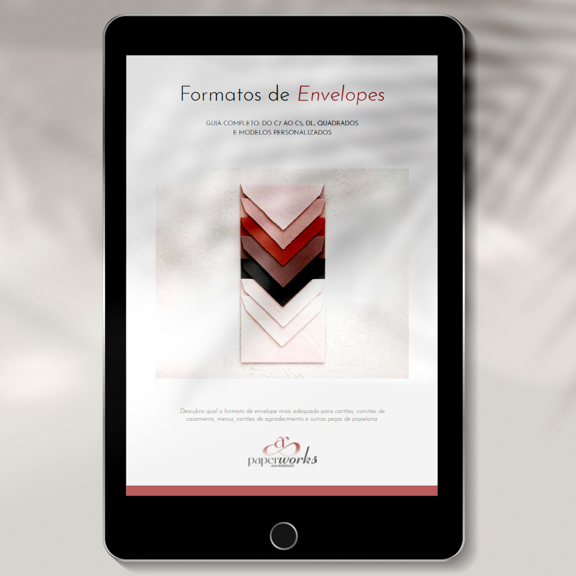 Tablet a mostrar guia de formatos de envelopes com texto e imagem de vários envelopes
