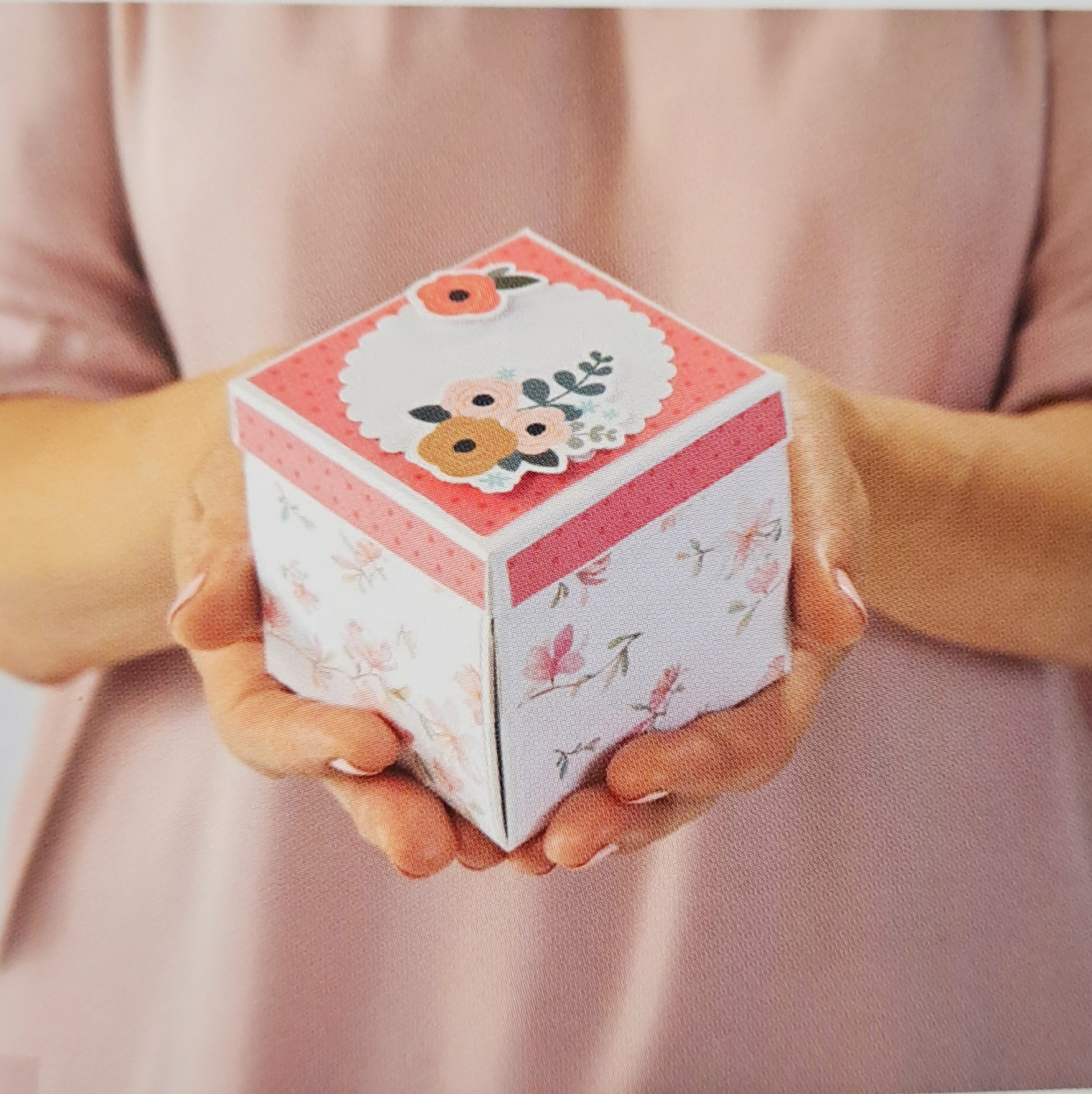 Romance Explosion Box Caixa de presente quadrada com padrão floral nas mãos femininas