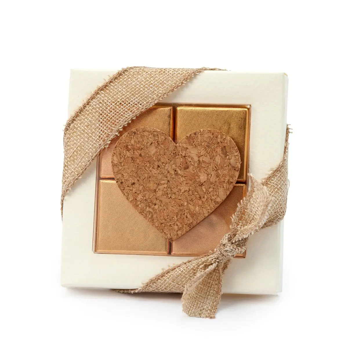 Caixa com Coração Caixa branca com fita rústica e decoração de tecido castanho com coração de cortiça