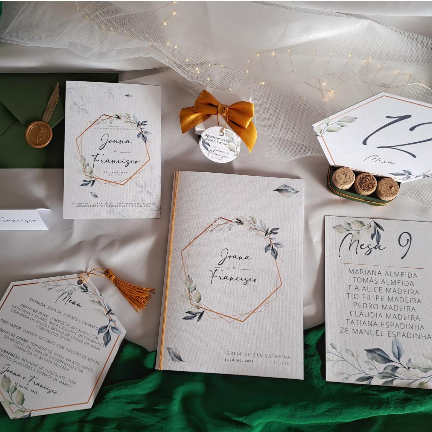 Personalizar um Casamento Papelaria de casamento com convites, menu, nomes de mesas e marcador em papel branco com detalhes florais e geométricos