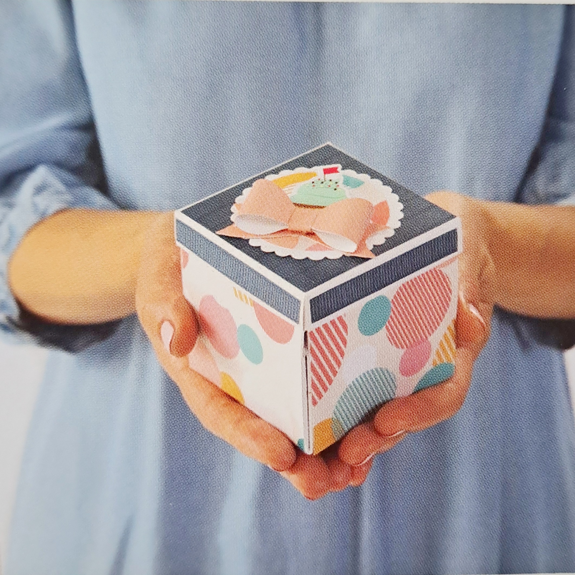 Party Explosion Box Caixa decorativa colorida segurada por mãos