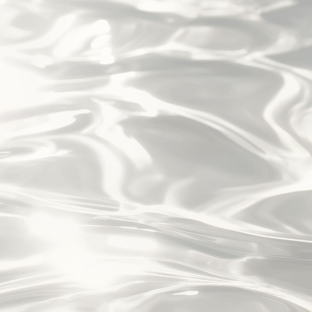 Superfície fluída branca e cinza com padrões ondulados e reflexos brilhantes