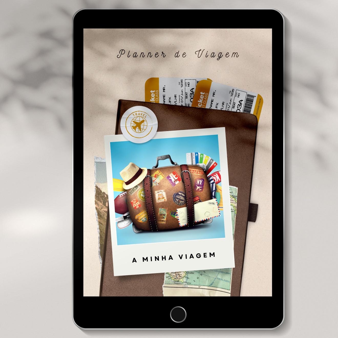 Tablet preto com planner digital de viagem mostrando mala castanha, bilhetes de avião amarelos e mapa