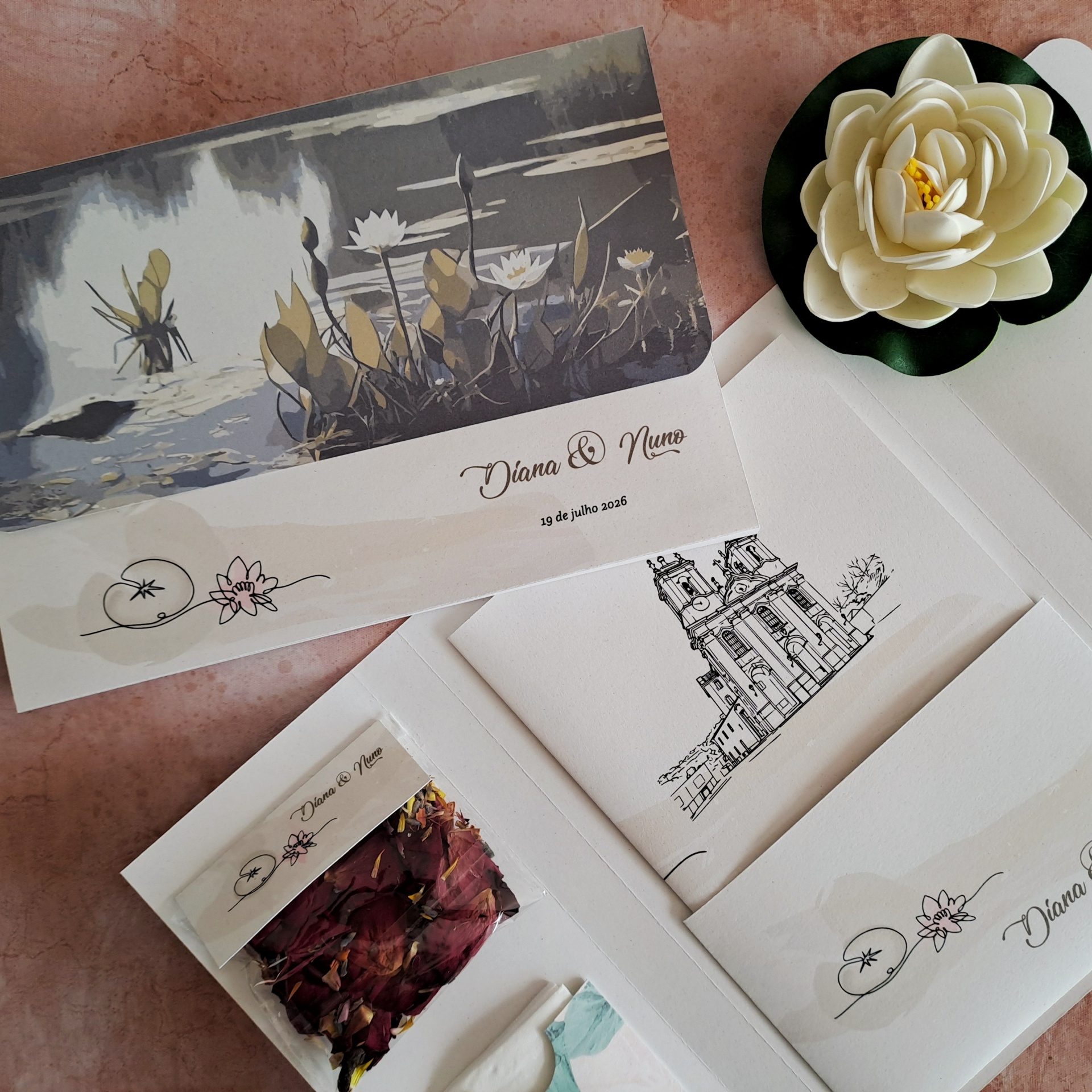 Pack cerimónia Monet Convite de casamento com ilustrações de flores, arquitetura e saco de pétalas secas em fundo bege