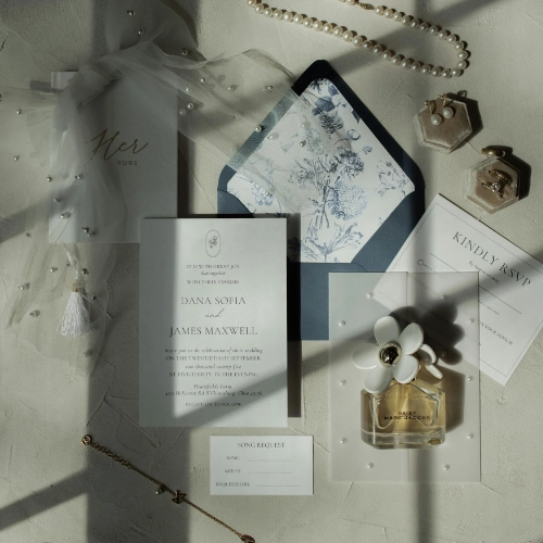 Convite casamento com envelope azul e perfume Marc Jacobs com flor branca, colar e caixa de veludo com joias