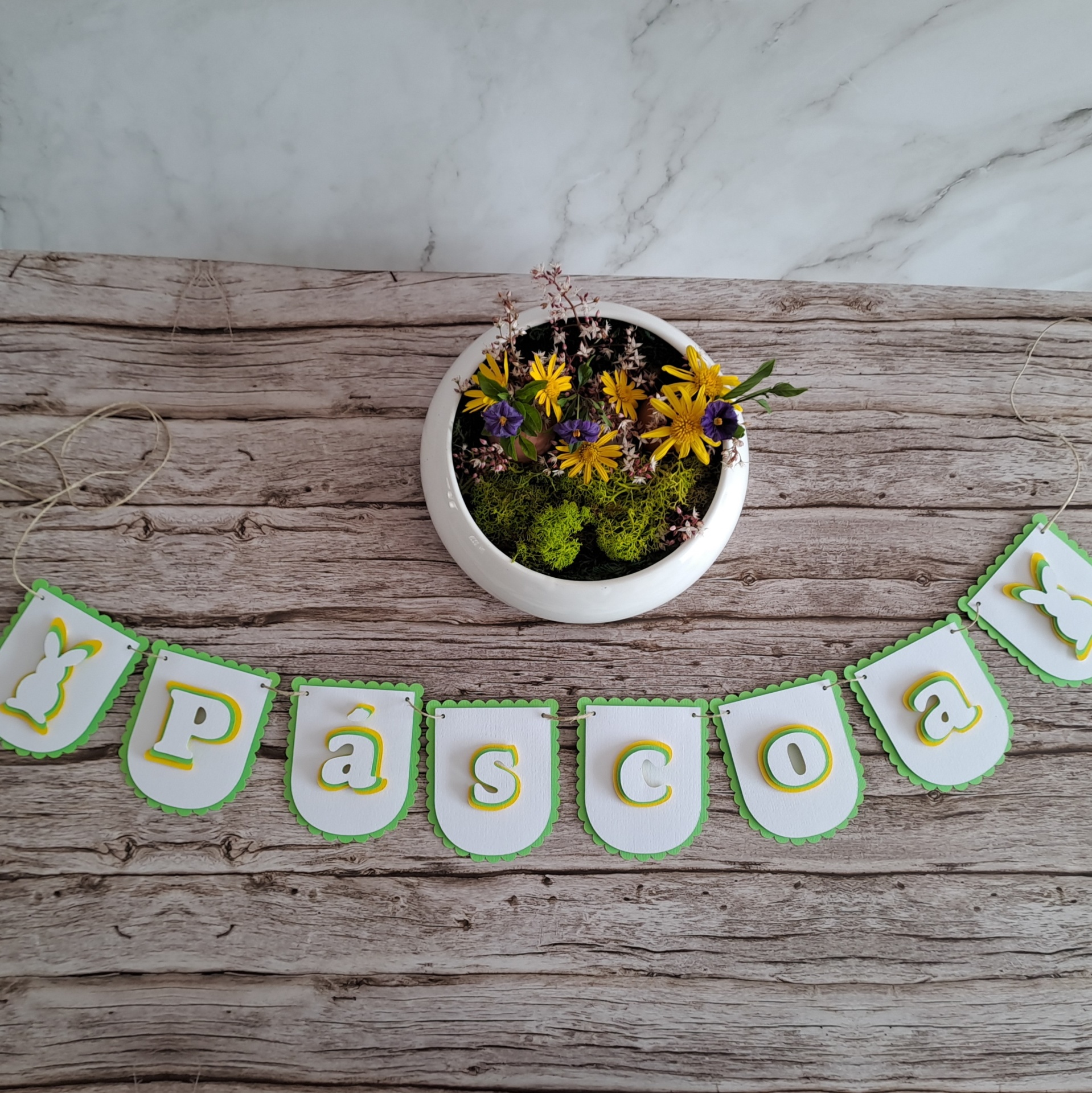 Guirlanda decorativa com letras PÁSCOA, figuras coelho e borboleta, em papel e cartão colorido