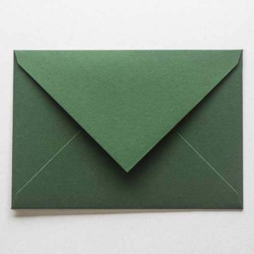 Envelope LR C6 Envelope verde escuro de papel texturizado em fundo branco