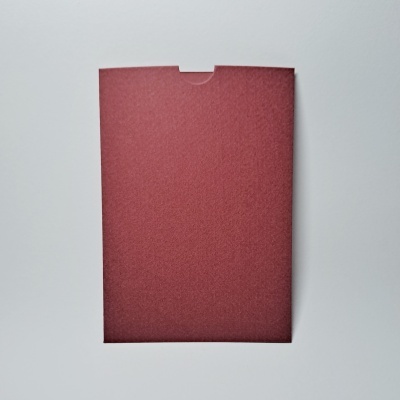 Envelope de papel vermelho sobre superfície branca