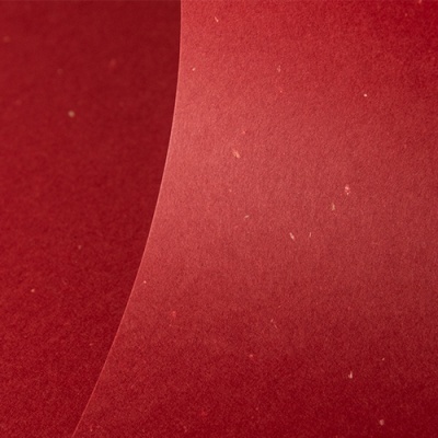 Folha de papel vermelho texturado com manchas claras