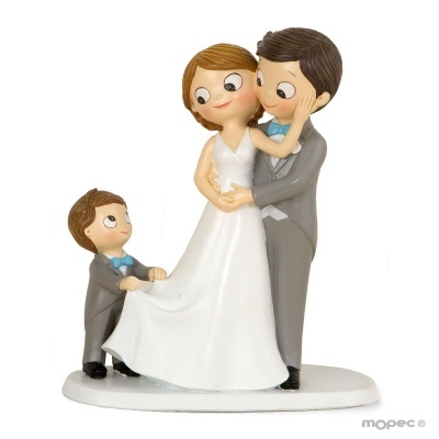 Figura decorativa casal de noivos e menino a segurar vestido branco