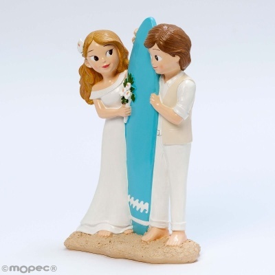 Figura decorativa de casal com prancha de surf azul e base imitando areia