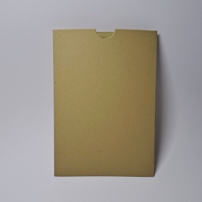 Envelope de cartão castanho com abertura circular