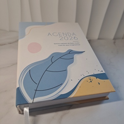Agenda 2026 com capa decorada por ilustração moderna e texto em português.