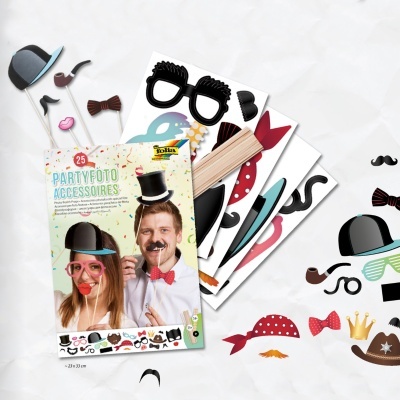 Conjunto de acessórios para festa com língua portuguesa em embalagem com fotos de pessoas a usar os adereços.