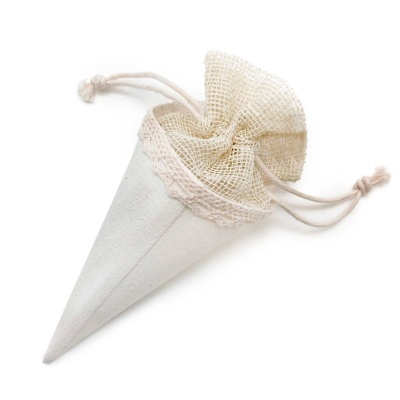 Saco de tecido branco e bege com cordões e renda em forma de cone
