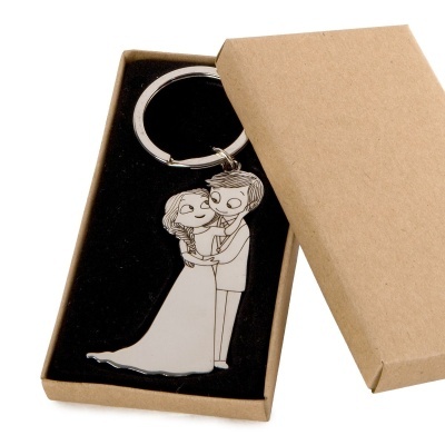 Porta-chaves metálico com casal a dançar em caixa de cartão