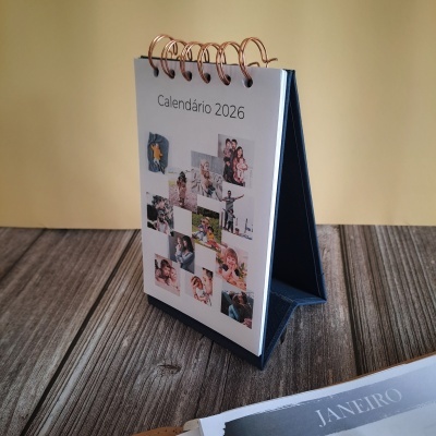 Calendário de mesa 2026 com fotos e suporte azul