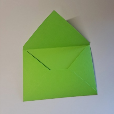 Envelope verde aberto de papel sobre fundo branco