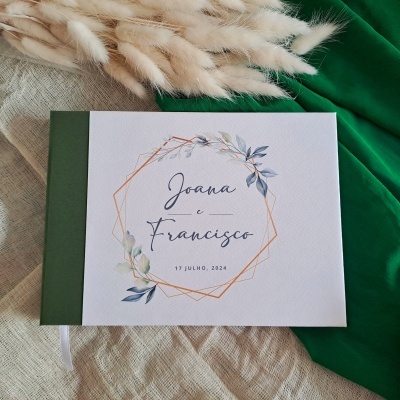Livro branco com lombada verde e nomes Joana e Francisco com data 17 JULHO, 2024