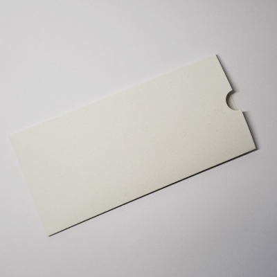 Envelope branco com aba arredondada e recorte semicircular