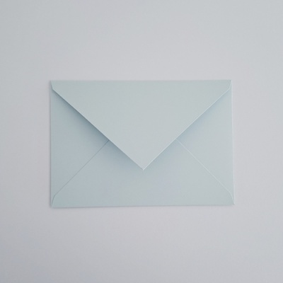 Envelope branco fechado sobre superfície branca