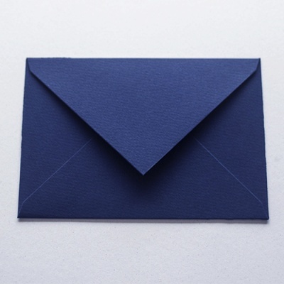 Envelope azul escuro em papel texturizado