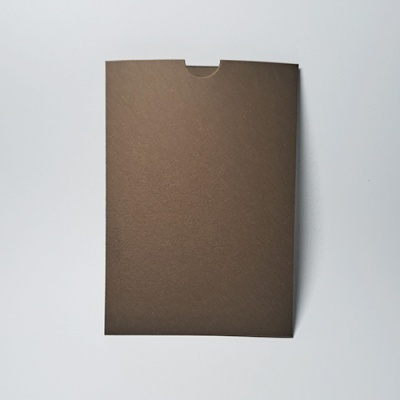 Envelope de papel castanho sobre superfície branca