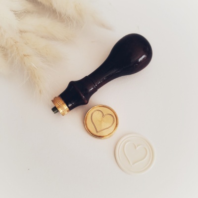 Selo de lacre de madeira com detalhe dourado e carimbo de cera branco com coração