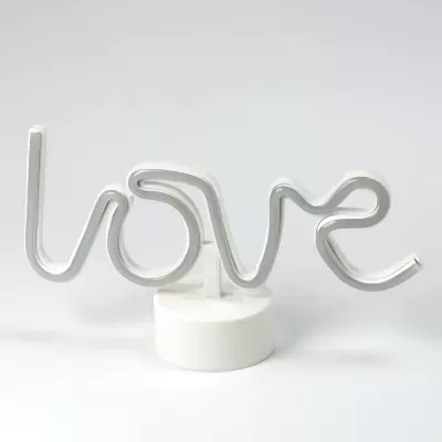Luminária branca com palavra 'love' em base branca