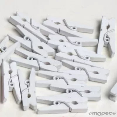 Molas de madeira brancas com mola metálica em superfície branca