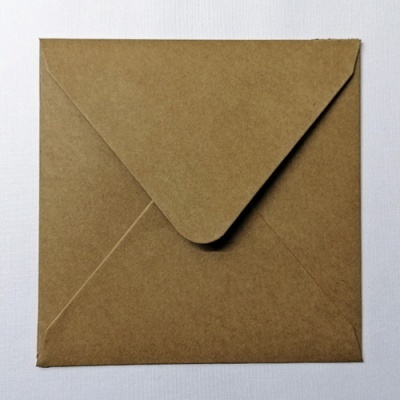 Envelope quadrado de papel pardo reciclado com aba triangular