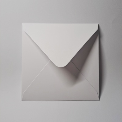 Envelope branco quadrado com aba triangular