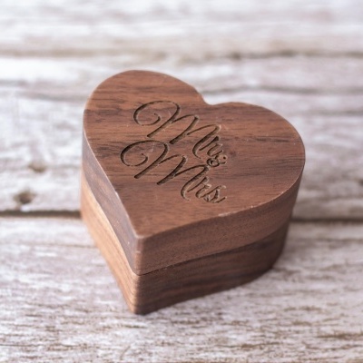 Caixa de madeira em forma de coração com gravação Mr & Mrs