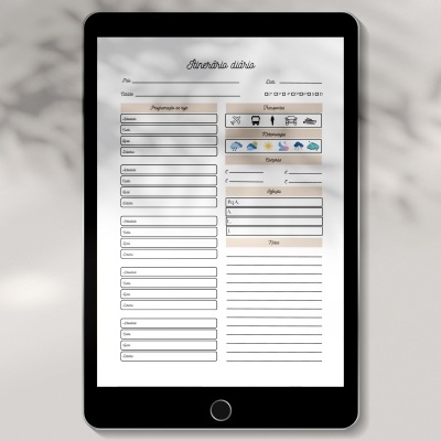 Tablet preto exibindo ficha digital com campos para dados pessoais e login
