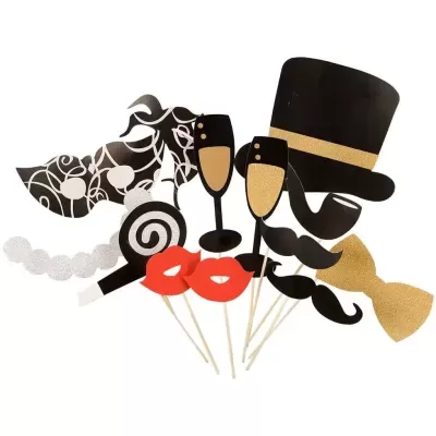 conjunto de adereços para festas com máscaras, chapéu, bigodes, lábios e taças