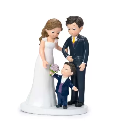 Figura decorativa de noivos com menino segurando flores