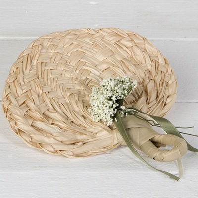 Leque redondo de palha trançada bege com cabo decorado e flores brancas