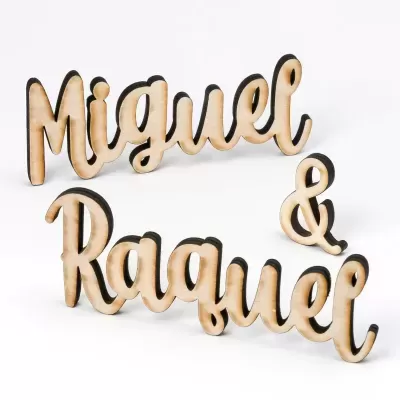 Placas decorativas em madeira com os nomes Miguel e Raquel e símbolo &