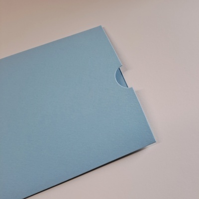 Envelope azul claro com abertura circular