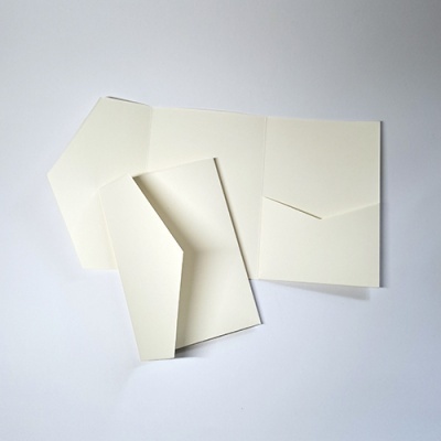 Envelopes de papel creme sobre fundo branco