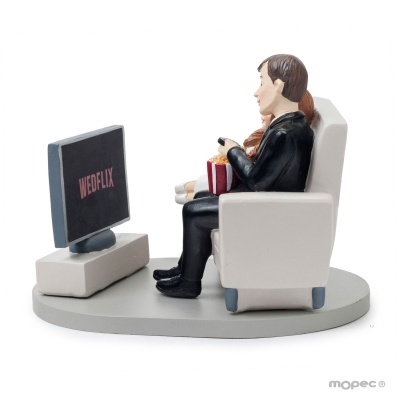 Figura decorativa casal no sofá a ver TV 'WEDFLIX' com pipocas