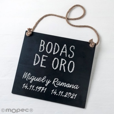 Placa preta com corda, texto branco 'BODAS DE ORO Miguel y Ramona 14.11.1971 14.11.2021'