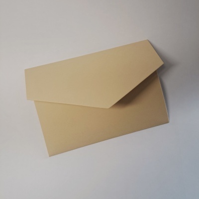 Envelope de papel kraft castanho claro com aba triangular