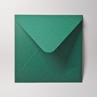 Envelope quadrado verde em papel texturado com aba triangular