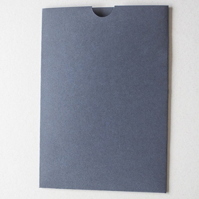 Envelope cinzento liso com abertura semicircular