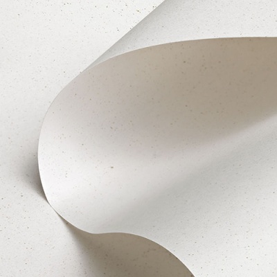 Folha de papel branco com manchas e textura reciclada