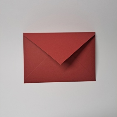 Envelope vermelho de papel sobre fundo branco