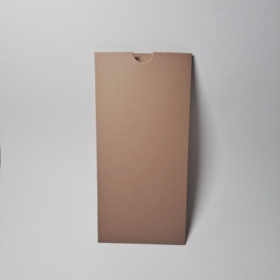 Embalagem de cartão castanho claro rectangular com recorte semicircular