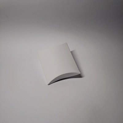 Caixa branca pequena de cartão em forma de almofada