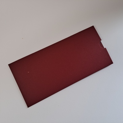 Envelope vermelho borgonha retangular com corte circular numa extremidade